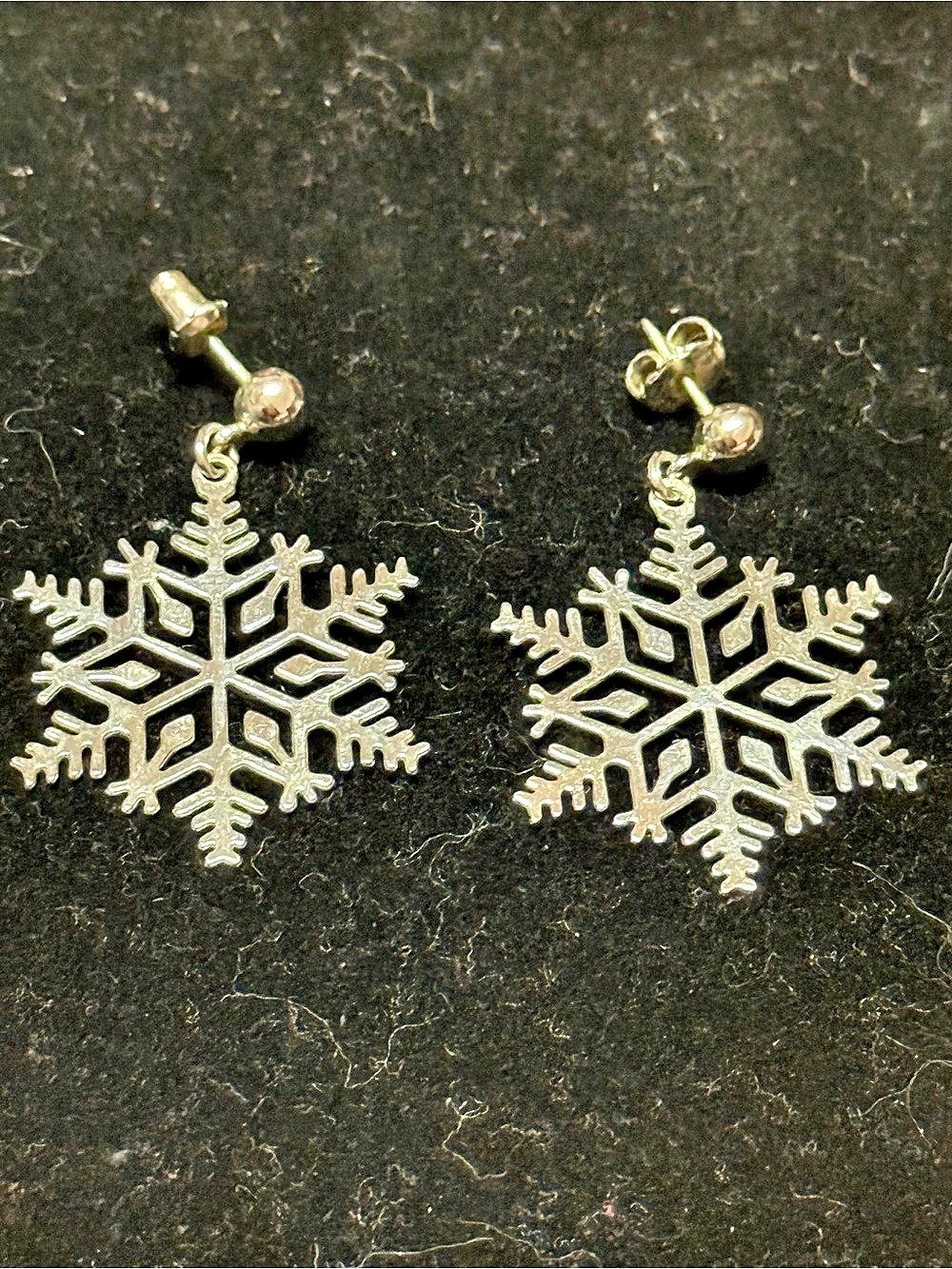 Snowflake Stud Earrings in Silver Like New